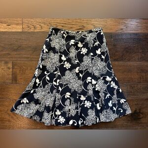 Ann Taylor Black and Cream Patterned Skirt- size 6